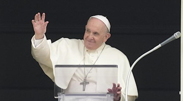 Papst Franziskus winkt den Gläubigen auf dem Petersplatz im Vatikan zu. Foto: Andrew Medichini/AP/dpa/Archivbild