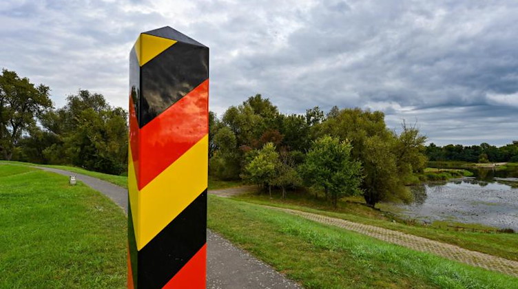 Ein Grenzpfeiler in den Nationalfarben Deutschlands steht auf dem Deich. Foto: Patrick Pleul/dpa-Zentralbild/ZB