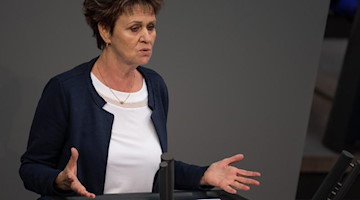 Die Linke-Politikerin Sabine Zimmermann spricht im Bundestag. Foto: Monika Skolimowska/zb/dpa/Archivbild