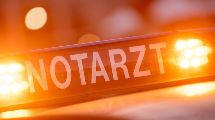 Ein Dachschild mit der Aufschrift "Notarzt" steht auf einem Einsatzwagen eines Notarztes. Foto: Lino Mirgeler/dpa/Archivbild