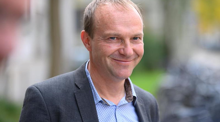 Wolfram Günther (Bündnis 90/Die Grünen), Umweltminister von Sachsen, lächelt. Foto: Robert Michael/dpa-Zentralbild/dpa