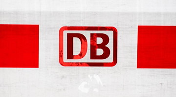 Ein ICE ist mit dem Logo der Deutschen Bahn (DB) beklebt. Foto: Hauke-Christian Dittrich/dpa/Archivbild