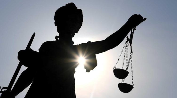 Eine Statue der Justitia steht mit Waage und Schwert in der Hand. Foto: Arne Dedert/dpa/Symbolbild