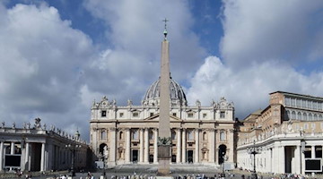 Der Petersplatz in Vatikanstadt mit Blick auf den Petersdom. Foto: Evandro Inetti/ZUMA Press Wire/dpa/Archivbild