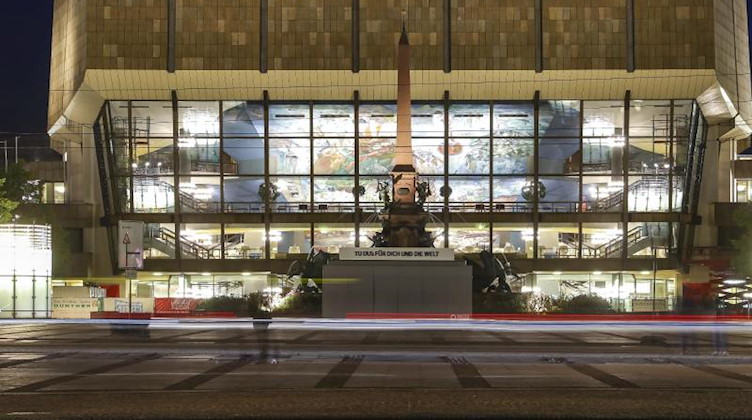 Passanten und Gäste gehen vor dem Gewandhaus zu Leipzig über den Augustusplatz. Foto: Jan Woitas/dpa-Zentralbild/dpa