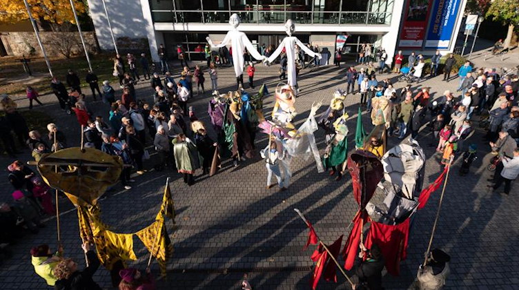 Teilnehmer tragen anlässlich eines deutsch-polnischen Puppenumzugs Großfiguren. Foto: Sebastian Kahnert/dpa-Zentralbild/dpa