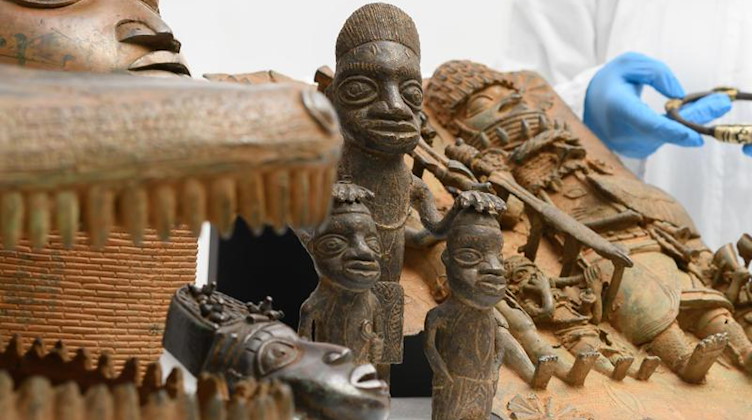 Bronze-Skulpuren aus dem historischen Köngreich Benin aus der Zeit vor 1897. Foto: Robert Michael/dpa-Zentralbild/dpa