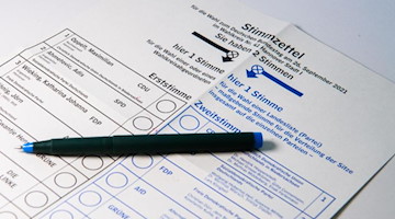 Ein Muster von einem Stimmzettel für die Bundestagswahl 2021 liegt auf einem Tisch. Foto: Julian Stratenschulte/dpa/Illustration