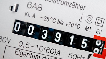 Ein Wechselstromzähler zeigt den aktuellen Zählerstand in Kilowattstunden in einem Haushalt an. Foto: Hauke-Christian Dittrich/dpa/Symbolbild