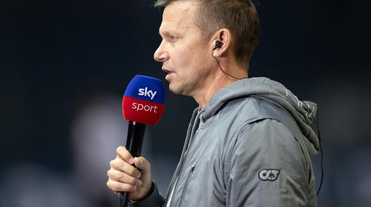 Trainer Jesse Marsch von RB Leipzig spricht im Interview vor Spielbeginn. Foto: Andreas Gora/dpa