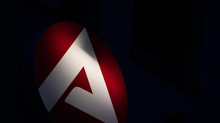 Das Logo der Bundesagentur für Arbeit leuchtet. Foto: Sebastian Gollnow/dpa/Symbolbild