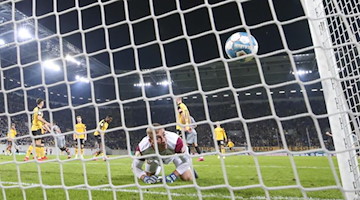 Dresdens Torwart Kevin Broll blickt dem Ball zum 1:2 hinterher. Foto: Jan Woitas/dpa-Zentralbild/dpa