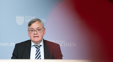 Dirk-Martin Christian spricht. Foto: Sebastian Kahnert/dpa-Zentralbild/dpa/Archivbild