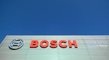 Das Bosch-Logo ist an einer Fassade zu sehen. Foto: Robert Michael/dpa-Zentralbild/dpa/Archivbild