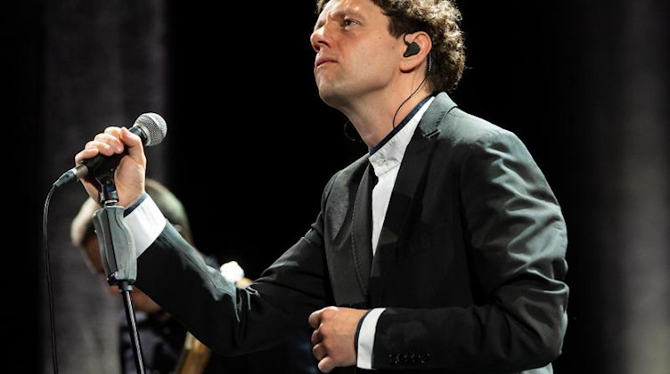 Christian Friedel tritt mit seiner Band Woods of Birnam (WOB) auf. Foto: Sven Hoppe/dpa/Archivbild