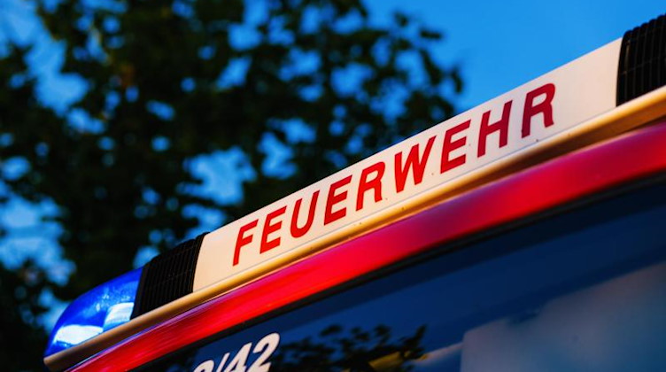 Das Blaulicht leuchtet auf dem Dach eines Einsatzfahrzeugs der Feuerwehr. Foto: Philipp von Ditfurth/dpa/Symbolbild