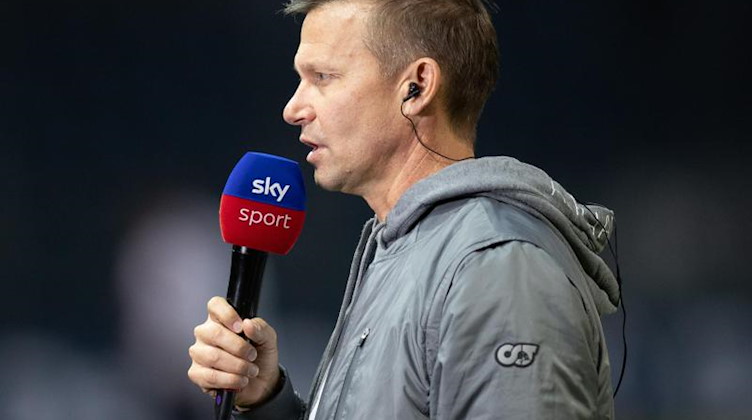 Leipzigs Trainer Jesse Marsch gibt vor einem Spiel ein Interview. Foto: Andreas Gora/dpa/Archivbild