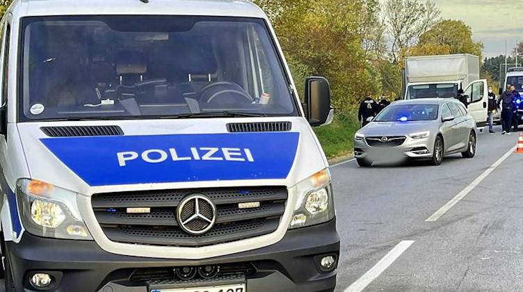 Polizeifahrzeuge stehen auf der Bundesstraße 115 nahe der deutsch-polnischen Grenze. Foto: Danilo Dittrich/dpa-Zentralbild/dpa
