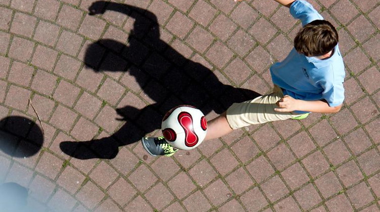 Ein Schüler spielt Fußball. Foto: picture alliance /dpa/Symbolbild