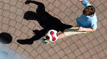 Ein Schüler spielt Fußball. Foto: picture alliance /dpa/Symbolbild