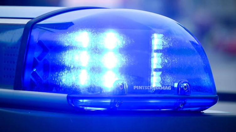 Das Blaulicht an einem Polizeiauto leuchtet. Foto: Patrick Pleul/dpa/Symbolbild