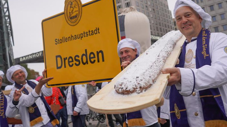 Riesige Stollen werden bei einem Flashmob auf dem Potsdamer Platz präsentiert. Foto: Jörg Carstensen/dpa