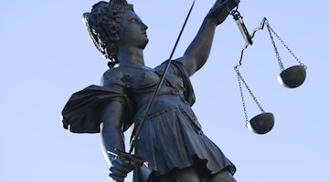 Eine Statue der Justitia steht unter freiem Himmel. Foto: Arne Dedert/dpa/Symbolbild
