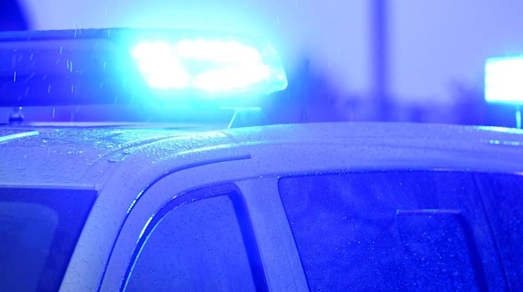 Blaulichter leuchten auf dem Dach eines Polizeifahrzeugs. Foto: Carsten Rehder/dpa/Symbolbild