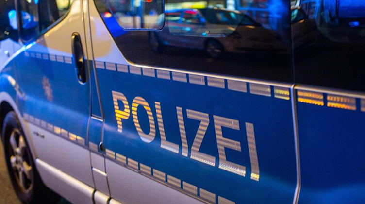 Ein Einsatzfahrzeug der Polizei steht bei einer Kontrolle auf der Straße. Foto: Fernando Gutierrez-Juarez/dpa/Symbolbild