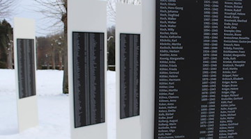Das Stelenfeld mit den Namen der Euthanasie-Opfer ist in der Gedenkstätte Großschweidnitz zu sehen. Foto: Miriam Schönbach/dpa-Zentralbild/dpa/Archivbild