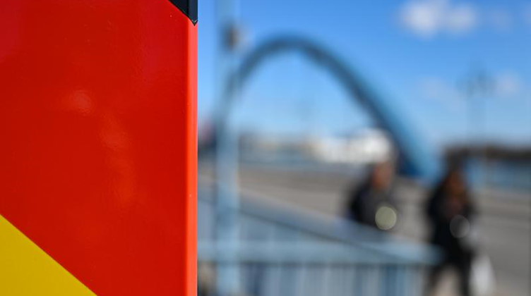 Ein Grenzpfeiler steht am Grenzübergang Stadtbrücke zwischen dem polnischen Slubice und Frankfurt (Oder). Foto: Patrick Pleul/dpa-Zentralbild/dpa/Symbolbild