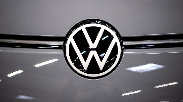 Das Logo von Volkswagen an einem Elektroauto. Foto: Sina Schuldt/dpa/Symbolbild
