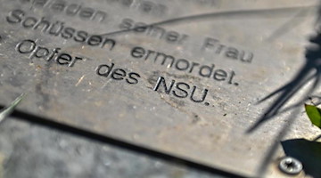 „Opfer des NSU“ ist auf einer Gedenkplatte für die Opfer des Nationalsozialistischen Untergrunds (NSU) zu lesen. Foto: Hendrik Schmidt/dpa-Zentralbild/dpa/Archivbild