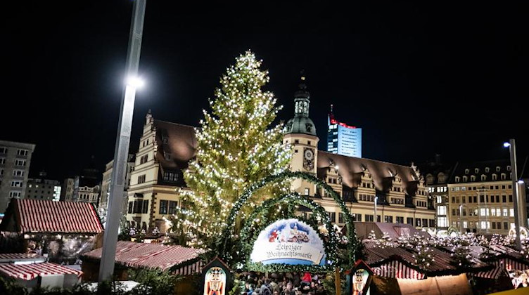 Besucher kommen zur Eröffnung des Leipziger Weihnachtsmarktes 2019. Foto: Alexander Prautzsch/dpa/Archiv