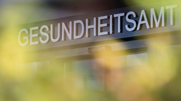 Ein Schriftzug weist auf das Gesundheitsamt hin. Foto: Marijan Murat/dpa/Symbolbild