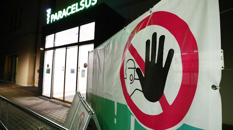 Ein Zugangsverbotsschild steht am Eingang der Paracelsus Klinik. Foto: Bodo Schackow/dpa-Zentralbild/dpa/Archivbild
