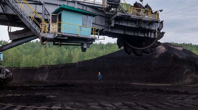 Ein Kohlebagger baut im Tagebau Vereinigtes Schleenhain Braunkohle ab. Foto: Hendrik Schmidt/dpa-Zentralbild/dpa/Archivbild