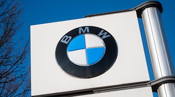 Das BMW-Logo ist vor einem Werk zu sehen. Foto: Christophe Gateau/dpa/Symbolbild