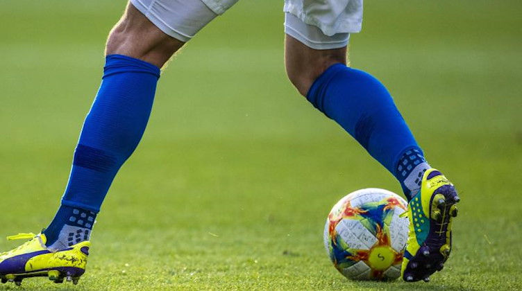 Ein Fußballspieler ist am Ball. Foto: Jens Büttner/dpa-Zentralbild/ZB/Symbolbild