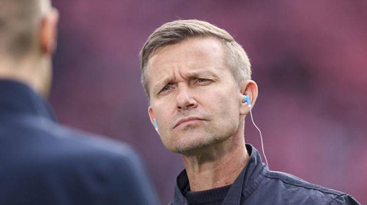 Trainer Jesse Marsch gibt ein Interview. Foto: Jan Woitas/dpa-Zentralbild/dpa/Archivbild