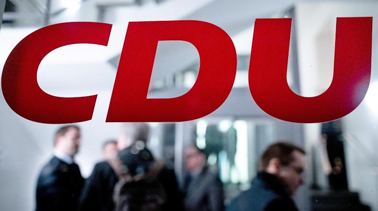 Das Logo der CDU steht an der Eingangstür einer Geschäftsstelle der Partei. Foto: Fabian Strauch/dpa/Symbolbild