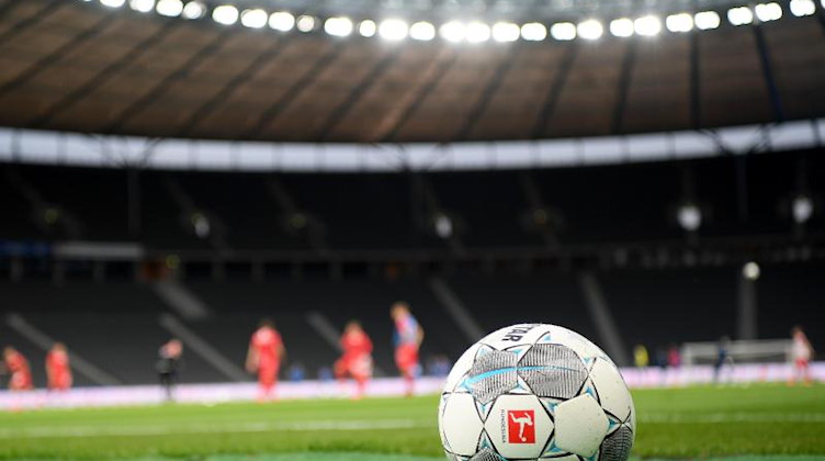 Ein Spielball liegt auf dem Rasen. Foto: Stuart Franklin/Getty Images Europe/Pool/dpa/Symbolbild
