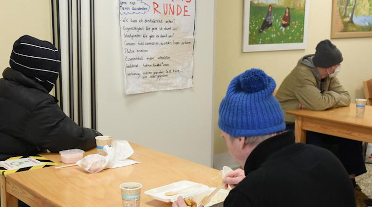 In der Ökumenischen Kontaktstube für wohnungslose Menschen sitzen Männer. Foto: Waltraud Grubitzsch/dpa-Zentralbild/dpa/Archivbild