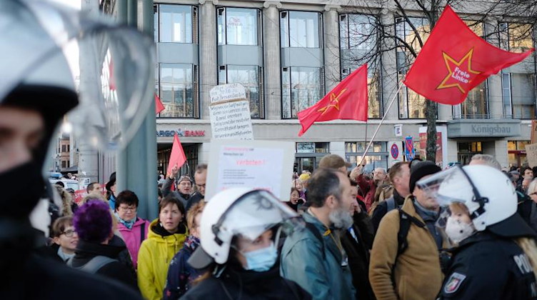 Teilnehmer einer Kundgebung von Kritikern der Coronamaßnahmen der Bundesregierung versammeln sich auf dem Augustusplatz. Foto: Sebastian Willnow/dpa-Zentralbild/dpa