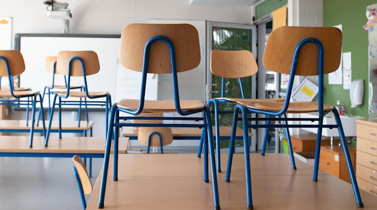Stühle stehen in einer Schule auf den Tischen. Foto: Sebastian Kahnert/dpa-Zentralbild/dpa/Archivbild