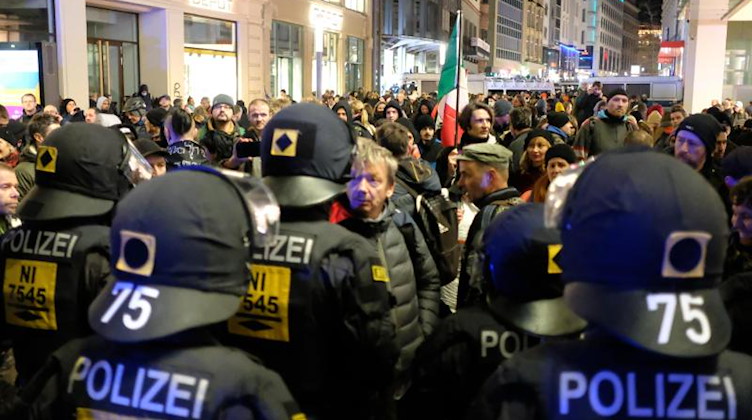 Demonstranten nehmen in Leipzig an einer Kundgebung gegen Corona-Maßnahmen der Bundesregierung teil. Foto: Sebastian Willnow/dpa-Zentralbild/dpa