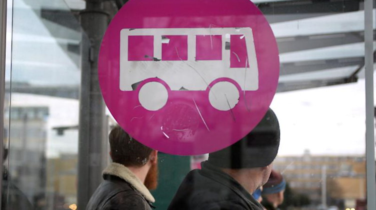 Blick auf das Piktogramm eines Busses an einer Bushaltestelle. Foto: picture alliance/Susann Prautsch/dpa/Symbolbild