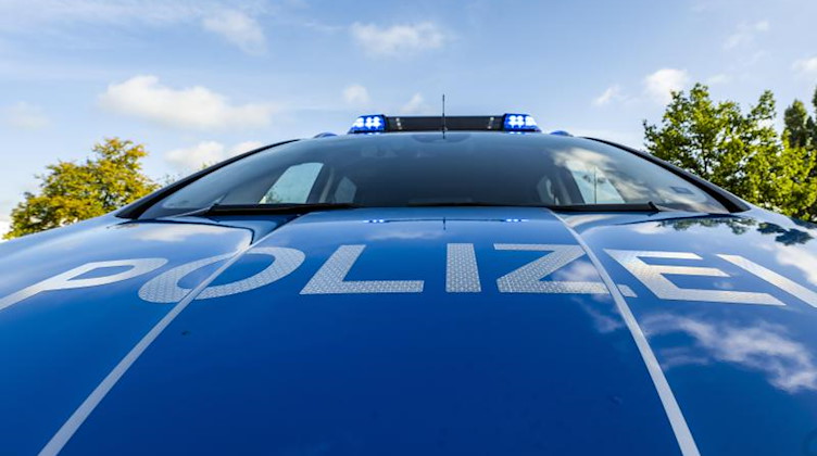Auf der Motorhaube eines Streifenwagens steht der Schriftzug «Polizei». Foto: David Inderlied/dpa/Illustration
