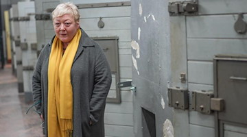 Evelyn Zupke, SED-Opferbeauftragte, steht im ehemaligen DDR-Gefängnis in der Keibelstraße. Foto: Jörg Carstensen/dpa/Archivbild