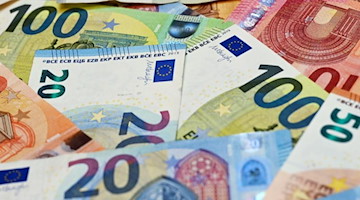 Eurobanknoten liegen auf einem Tisch. Foto: Patrick Pleul/dpa-Zentralbild/dpa/Illustration